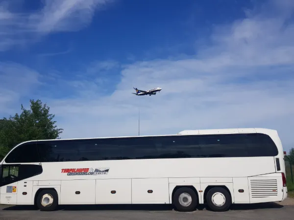 Airport Shuttle Berlin mit Reisebus und Flugzeug am Himmel, mobile Ansicht