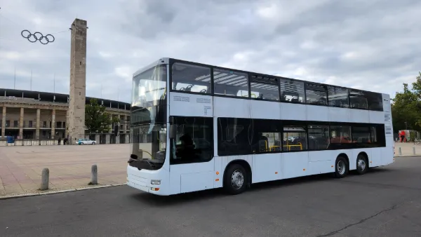 Weißer Cabrio-Doppeldeckerbus von Tempelhofer Reisen für Stadtrundfahrten in Berlin