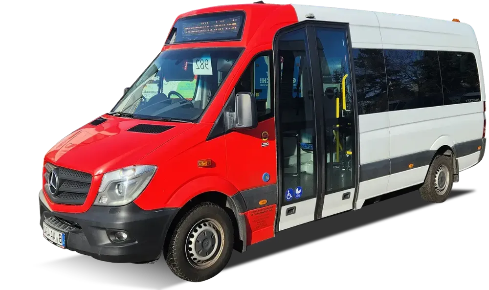 Rot-weißer Kleinbus für barrierefreie Beförderung in Berlin