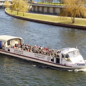 Berliner Ausflugsschiff mit Fahrgästen auf der Spree