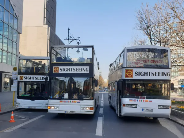 Zwei Tempelhofer-Sightseeingbusse für Stadtrundfahrten in Berlin, mobile Ansicht
