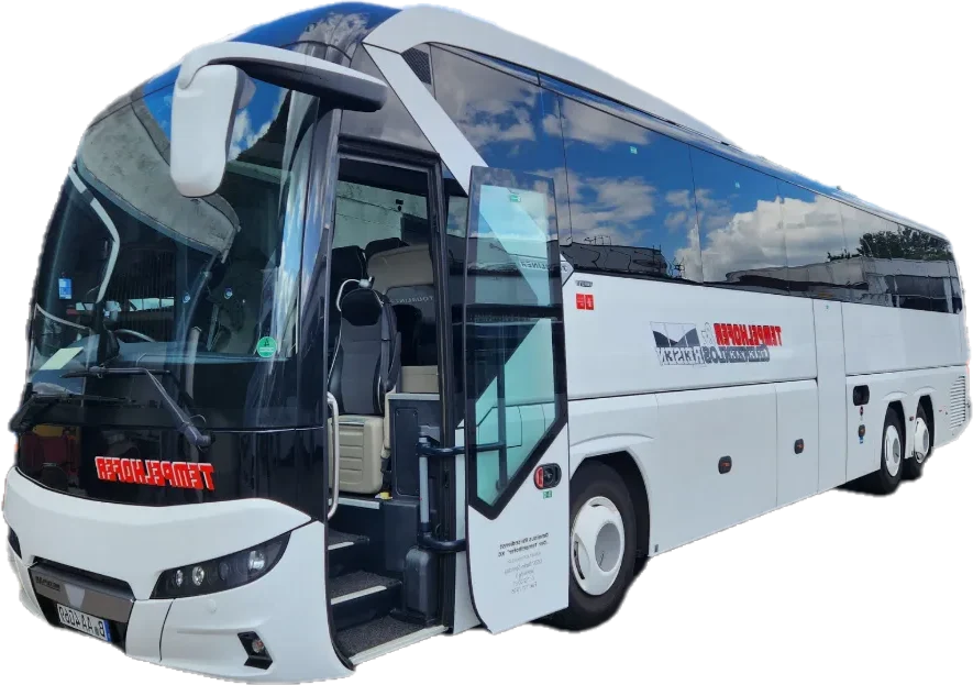 Weißer Luxusreisebus mit großer Frontscheibe und geöffneter Einstiegstür